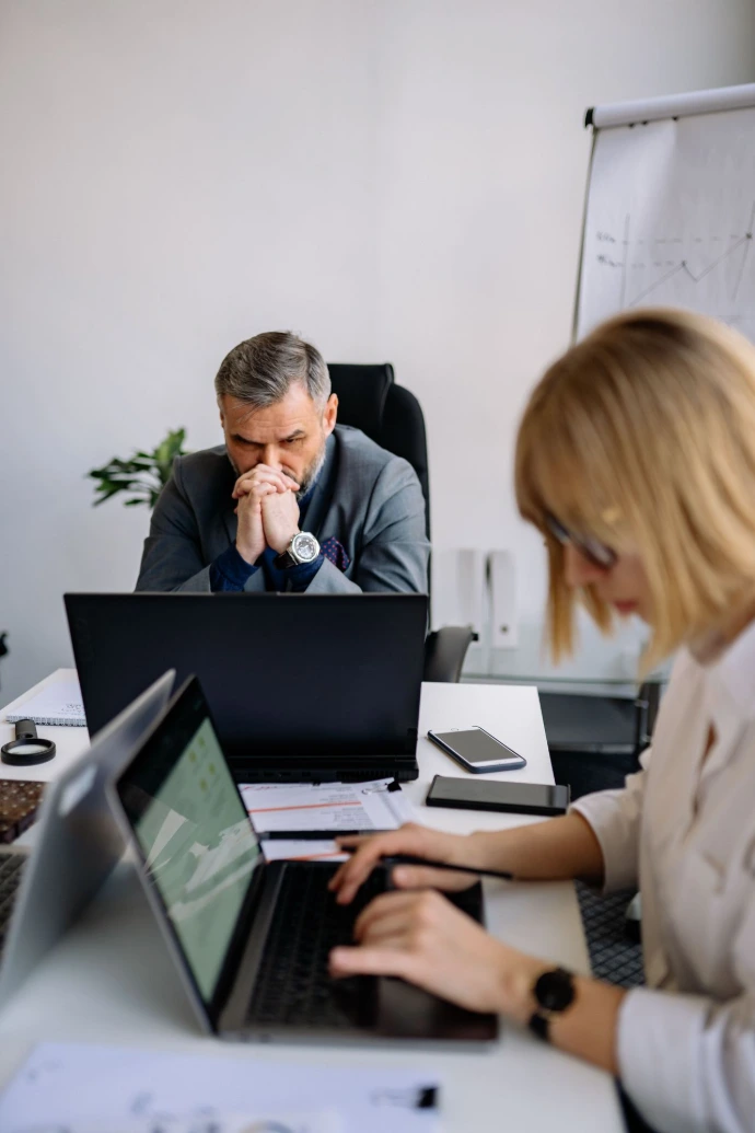 Collaboration entre collègues pour suivre les tâches et les projets de l’entreprise